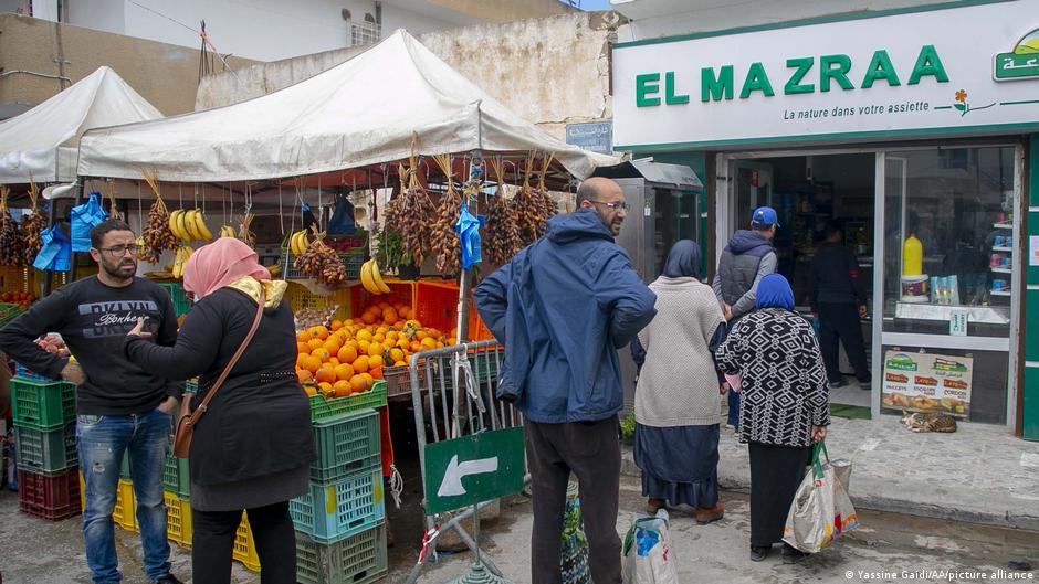 يكتوي التونسيون بنار الأسعار التي ارتفعت أكثر بعد الحرب في أوكرانيا - تفاقم الأزمة الاقتصادية. Markt in Tunis Foto Picture Alliance 