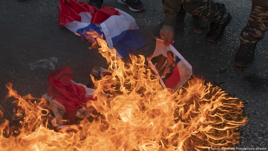 صورة لاحتجاجات في رام الله ضد فرنسا ورئيسها ماكرون بسبب الرسوم الكاريكاتورية للنبي محمد (27 أكتوبر/ تشرين الأول 2020)