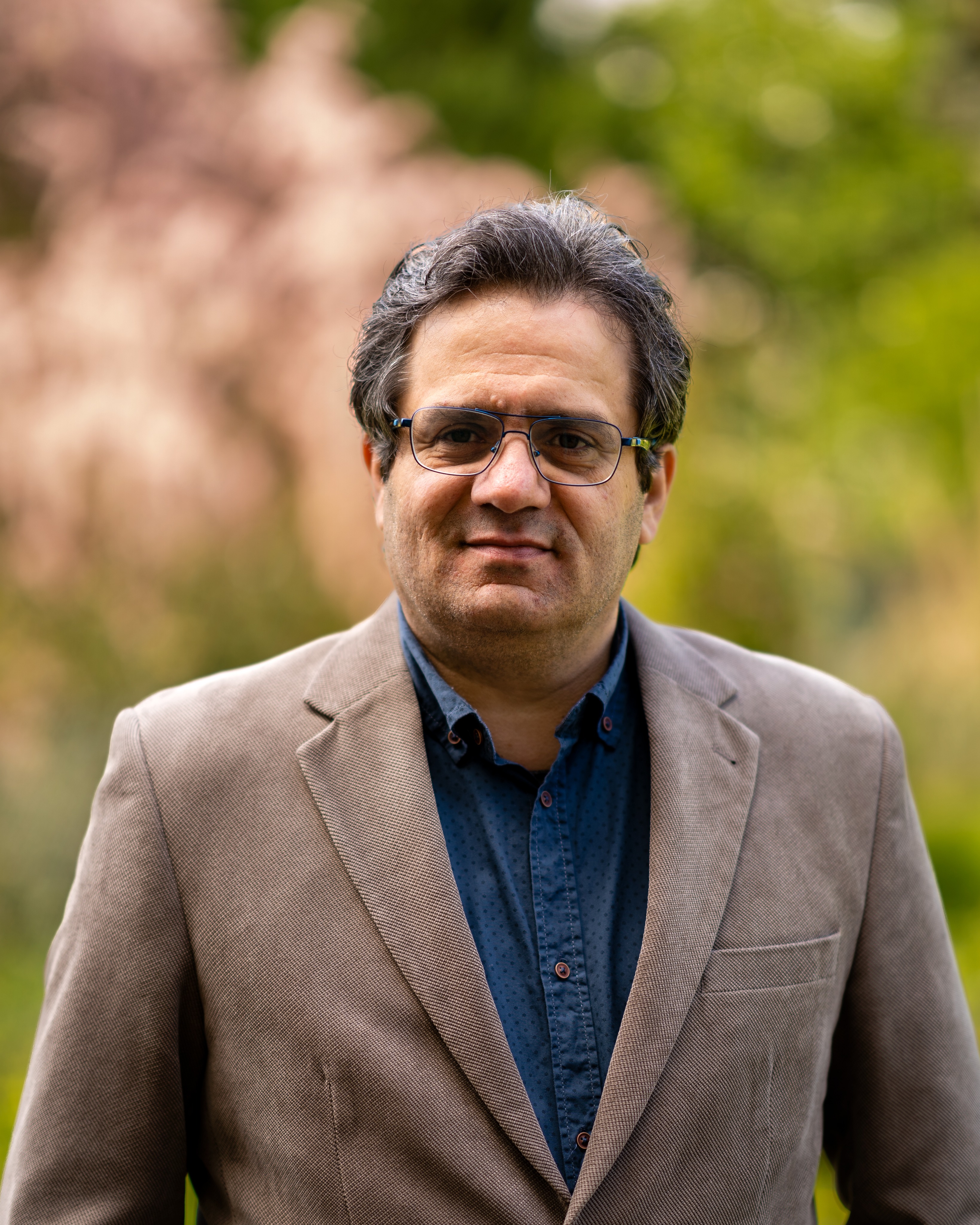 الكاتب والباحث حسام الدين درويش، ​باحث سوري حاصل على شهادة الدكتوراه في الفلسفة من جامعة بوردو في فرنسا