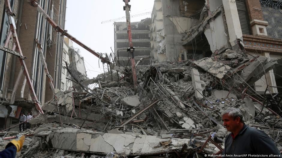 The rubble of the 10-storey Abadan skyscraper that collapsed, causing many casualties (photo: Mohammed Amin Ansari/AP/picture-alliance)