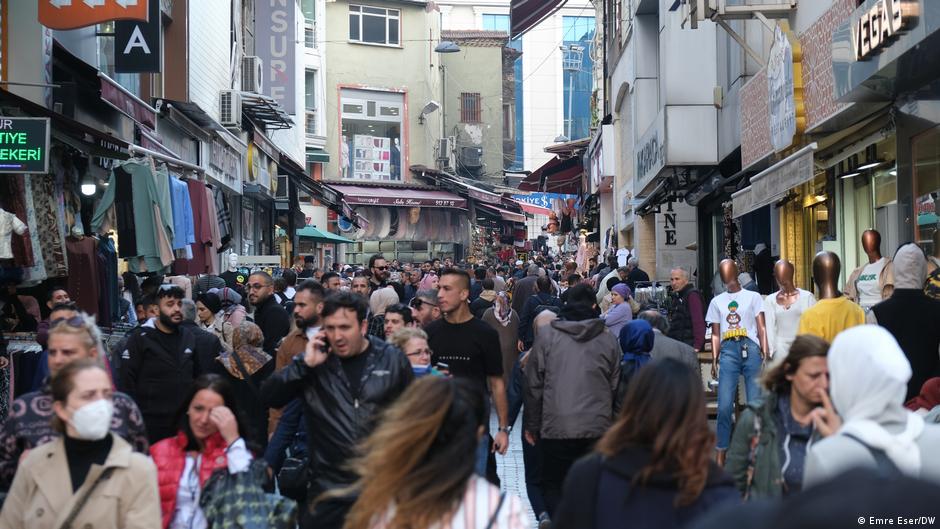 أشخاص في شارع - صورة رمزية  - التضخم في تركيا. Türkei Leute auf der Straße. Symbolbild: Inflation. Foto: DW  
