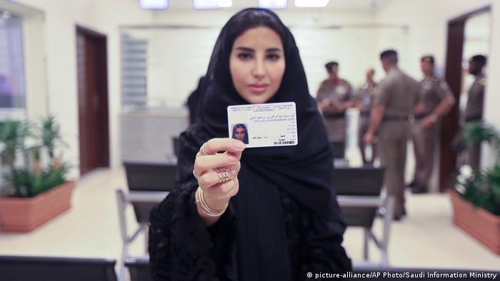 A Saudi woman holds up her driving licence (photo: picture-alliance/AP Photo/Saudi Information Ministry)
