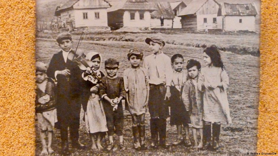 أطفال من الغجر (السنتي والروما) كانوا من بين ضحايا جرائم ألمانيا النازية وقد دُفن بعضهم أحياء. Europäischer Holucost-Gedenktag für Sinti und Roma Foto DW.تتتتتتتتتت