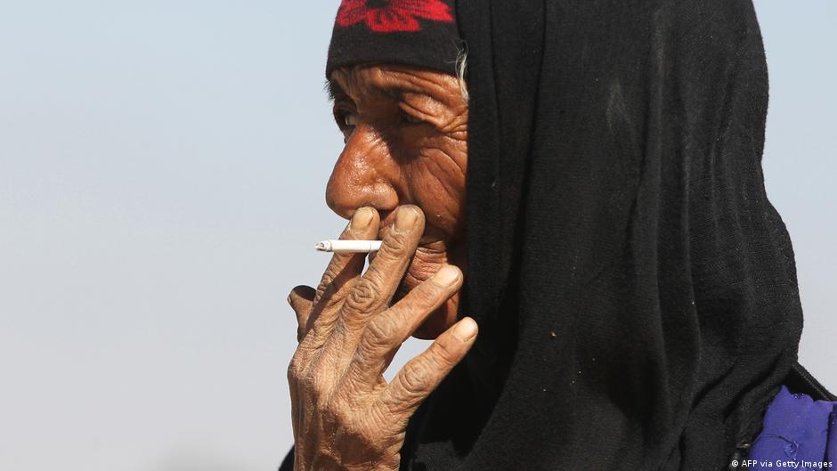 صحة النساء في اليمن - سيدة مسنة تدخن. Jemen Frauen eine ältere Dame am Rauchen Gesellschaft Politik Gesundheit Foto Getty Images 
