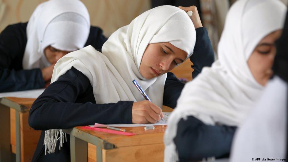 النساء في اليمن - تلميذات في مدرسة. Jemen Frauen Schülerinnen Gesellschaft Politik Gesundheit  Foto Getty Images 
