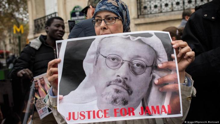A woman demonstrating outside the Saudi embassy in Paris calls for justice for Jamal Khashoggi (photo: imago/IP3Press/A.Norissard)