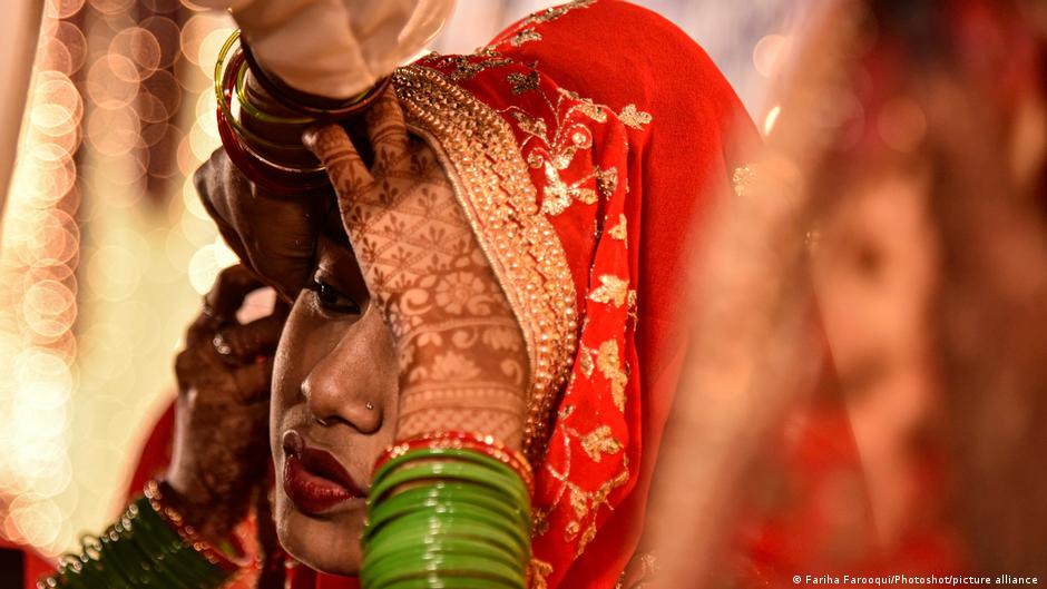 Eine Braut bereitet sich in Mumbai auf ihre traditionelle indische Hochzeit vor (Foto: Fariha Farooqui/Photoshot/picture alliance)