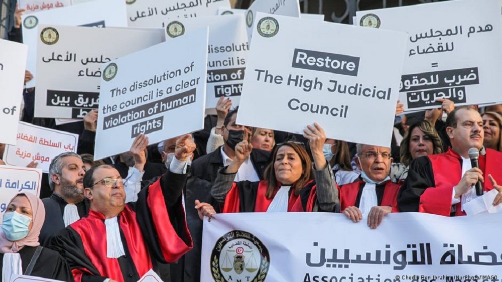 Protestierende tunesische Richter halten Plakate hoch gegen die Verfassungsreform des Präsidenten Kais Saied. ( Foto: Chedly Ben Ibrahim /NurPhoto/IMAGO)