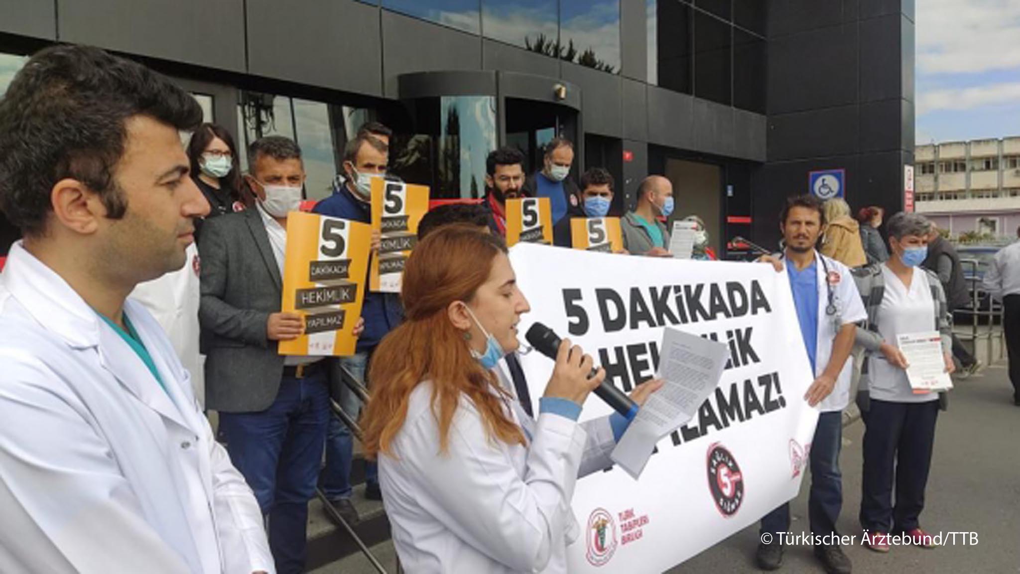 Doctors protesting about the short time allocated to them for each patient's visit (photo: Turkish Doctors' Union (TTB)