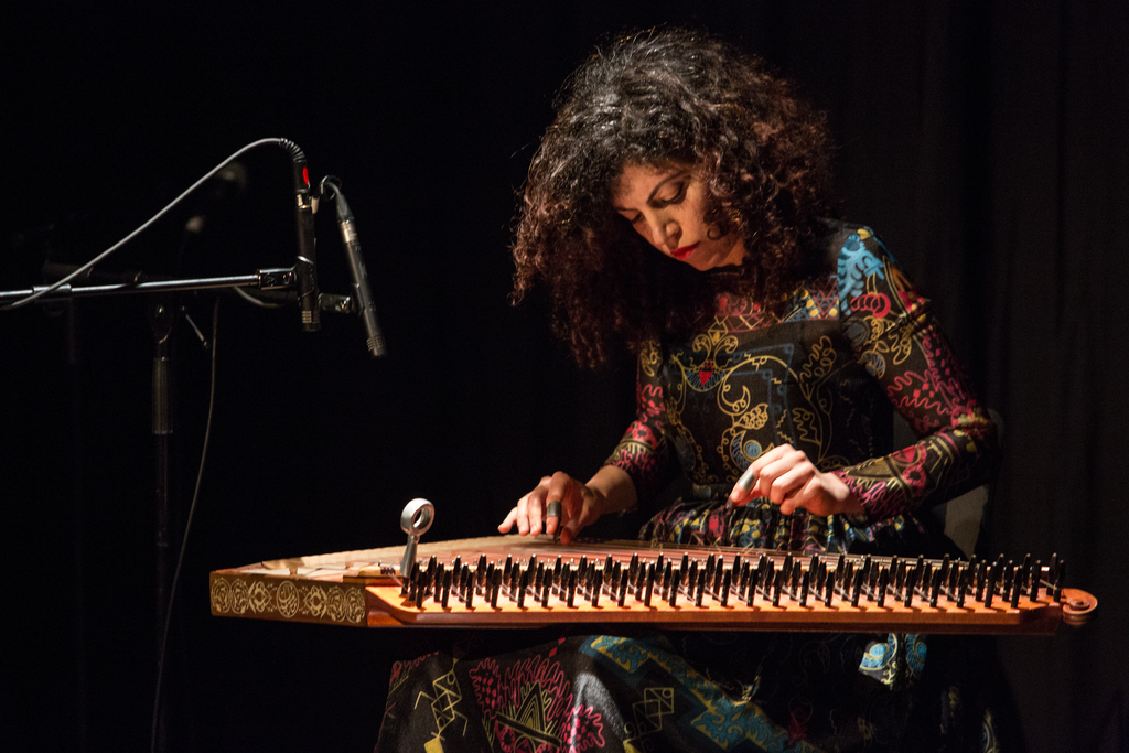 الموسيقية البريطانية السورية مايا يوسف.  Maya Youssef an der Kanun; Foto: Sarah Ginn