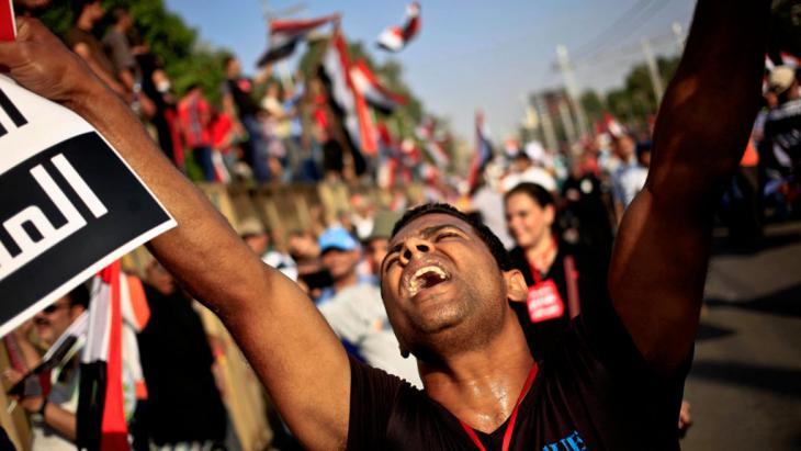 A man in Cairo demonstrates against military rule in Egypt after the ousting of Mohammed Morsi (photo: picture-alliance/AP Photo/Khalil Hamra)