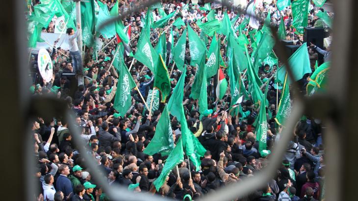 ذكرى تأسيس حركة حماس الـ 25 في نابلس عام 2002. Celebrations to mark the 25th anniversary of Hamas in Nablus, 2002 (photo: AFP/Getty Images))
