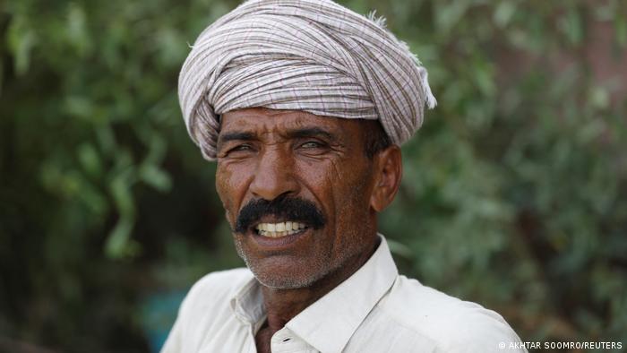 Mulazim Hussain, 61, ist stolz auf die Bäume, die er gepflanzt hat; Foto: Reuters