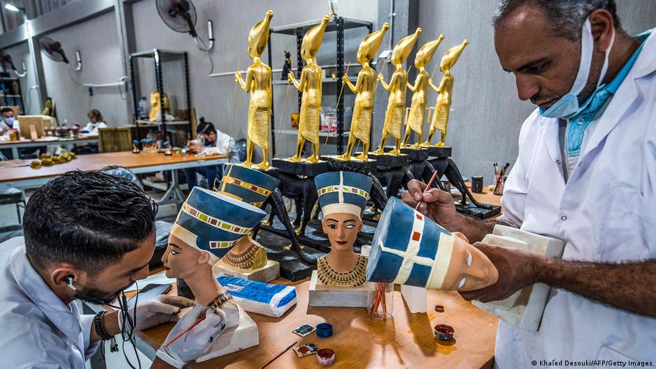 Men make souvenirs for tourists in Obour City, egypt (photo: AFP/Getty Images)