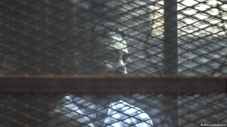 Seit fast einem Jahrzehnt ist Alaa Abd El-Fattah - mit kurzen Unterbrechungen - immer wieder im Gefängnis; Foto: AP/picture-alliance