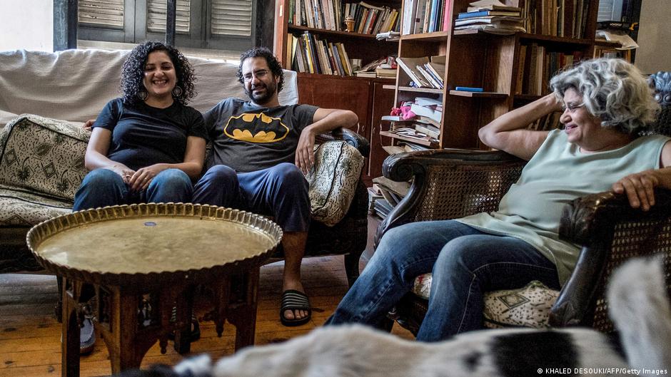 Kurz bevor Alaa Abd El-Fattah in Untersuchungshaft musste: 2019 mit Schwester Mona Seif (links) und Mutter Laila Soueif (rechts); Foto: Khaled Dessouki/AFP/Getty Images