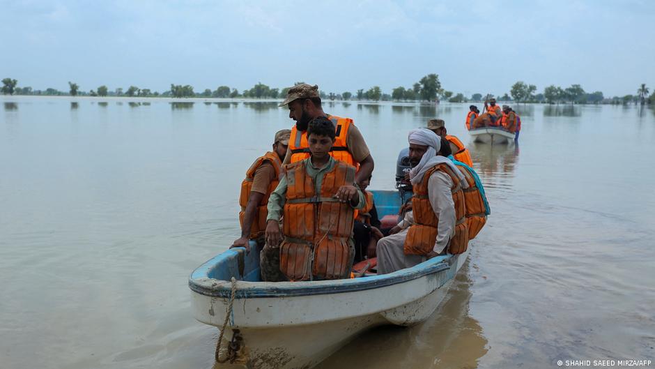 Pakistani army soldiers rescue residents in Punjab province (photo: Shahid Saeed Mirza/AFP)