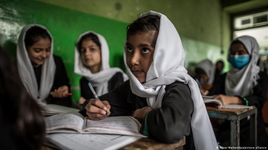 "طالبان قيدت حقوق النساء والفتيات في التعليم والعمل وحرية التنقل" - منظمة العفو الدولية. Girls in a primary school in Afghanistan (photo: dpa/picture-alliance)
