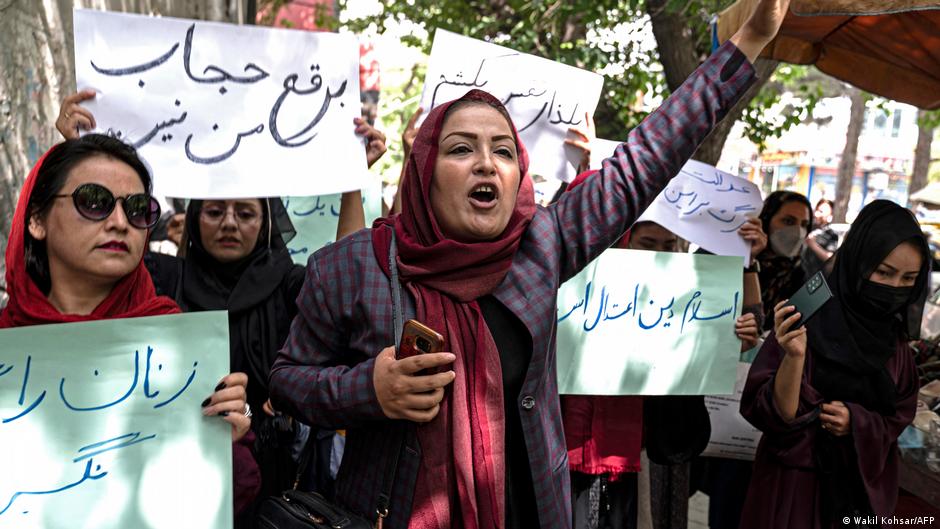تظاهرات نسائية خرجت مرات عدة ضد القيود التي فرضتها حركة طالبان على النساء والفتيات في أفغانستان. Protesting against new Taliban clothing rules for women in Kabul, May 2022 (photo: AFP)