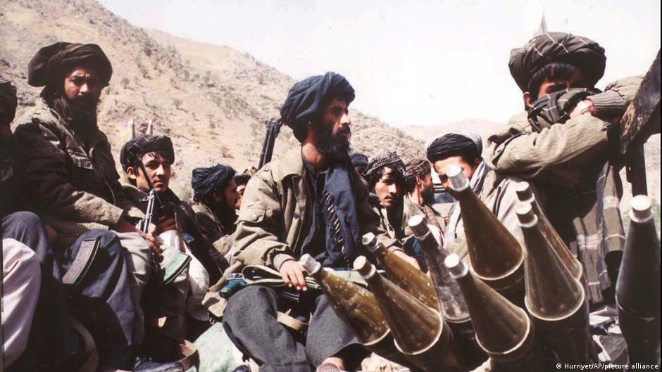 مسلحون من حركة طالبان - أفغانستان. Taliban fighters near Kabul in 1996 (photo: picture-alliance)