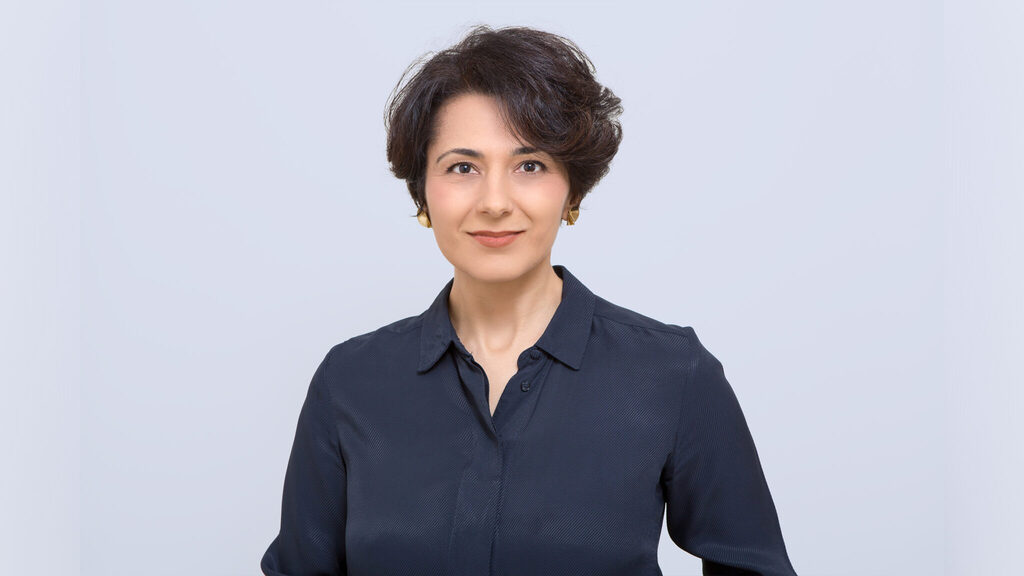 غولينه أتاي صحفية ومؤلفة مولودة في طهران، تتولى منذ عام 2022 إدارة استوديو القناة الألمانية الثانية زِد دي إف ZDF في القاهرة.  Golineh Atai; Foto: ZDF/Joanna Vortmann