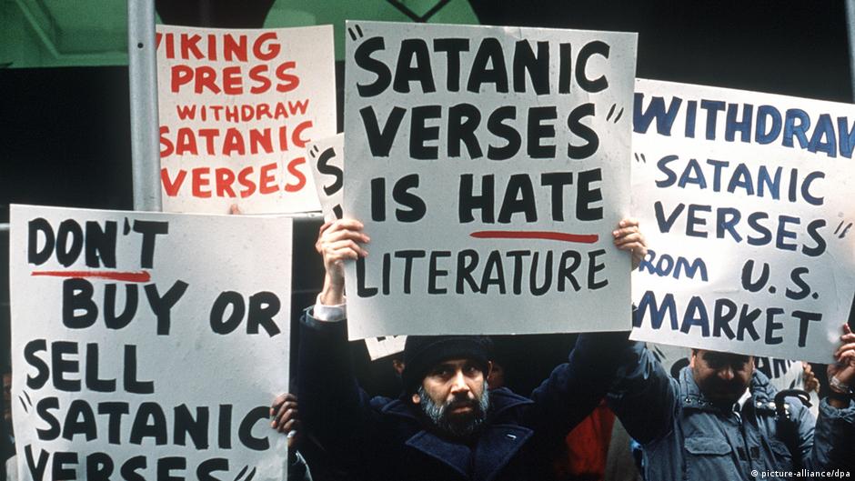 Protests against Salman Rushdie's "Satanic Verses" in New York (photo: picture-alliance/AP)