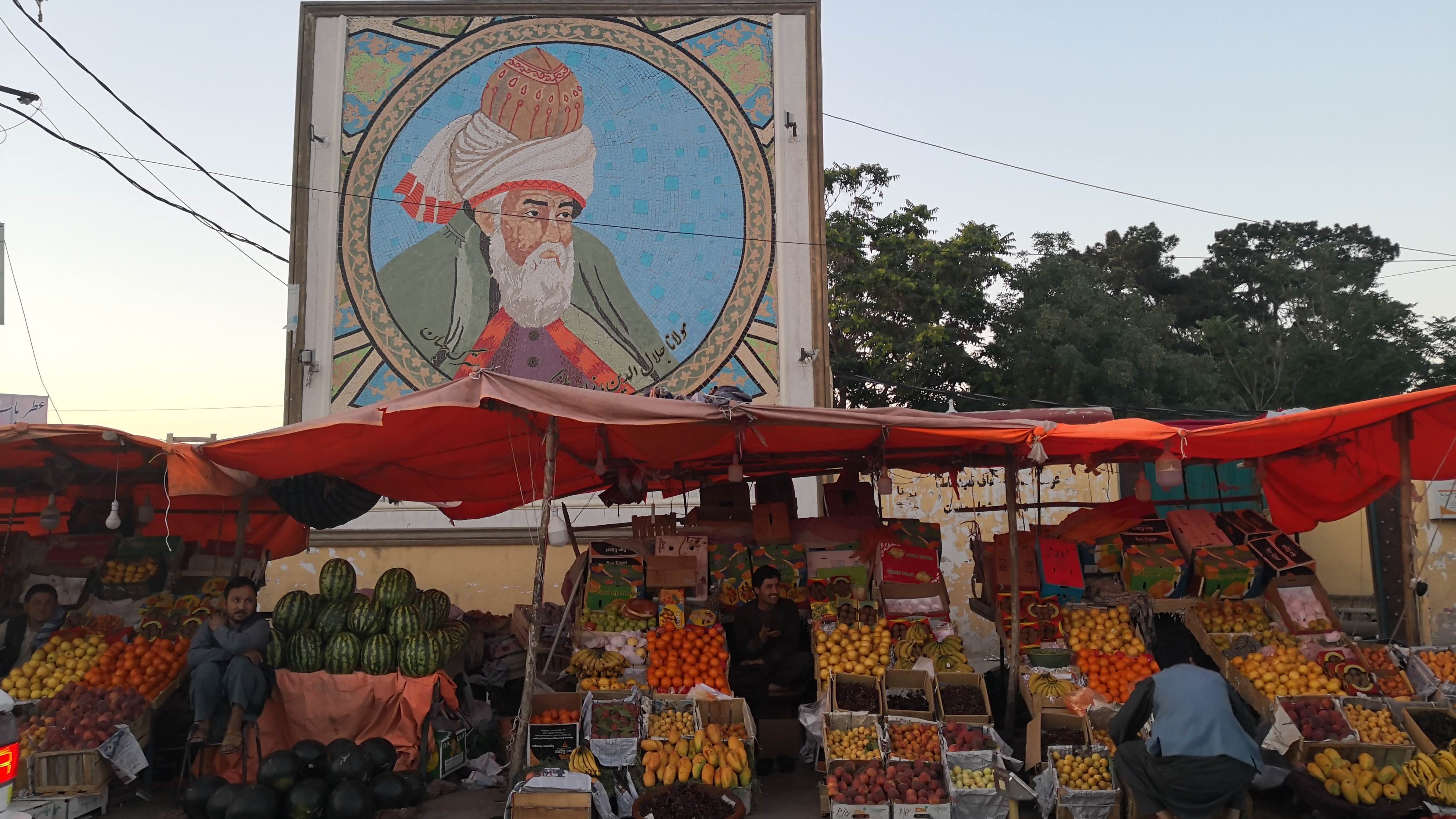  صورة للشاعر الفارسي جلال الدين الرومي في أحد الأسواق. Ein Bild von Rumi an einem markt; Foto: Marian Brehmer