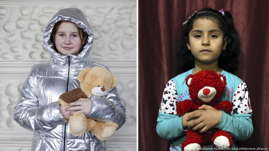  A photo shows an Ukrainian child posing for a photo with her toy and a photo next to her shows Syrian girl holding her teddy bear (photo: AA/picture-alliance)