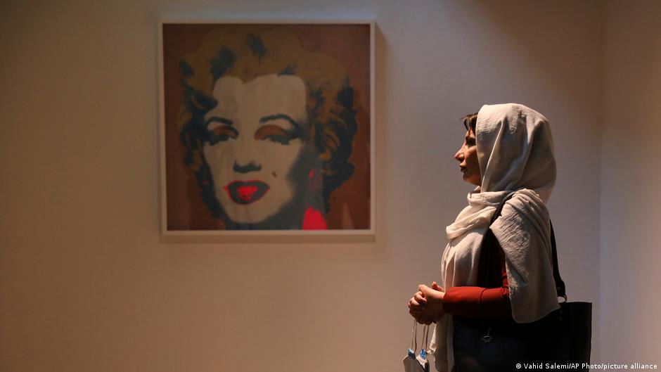 Eine Besucherin schaut sich Warhols Porträt von Marilyn Monroe an (Foto: AP Photo/picture-alliance)