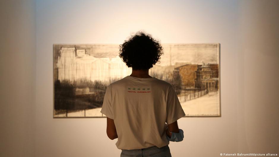 Ein Museumsbesucher schaut sich ein Kunstwrk an (Foto: picture-alliance)