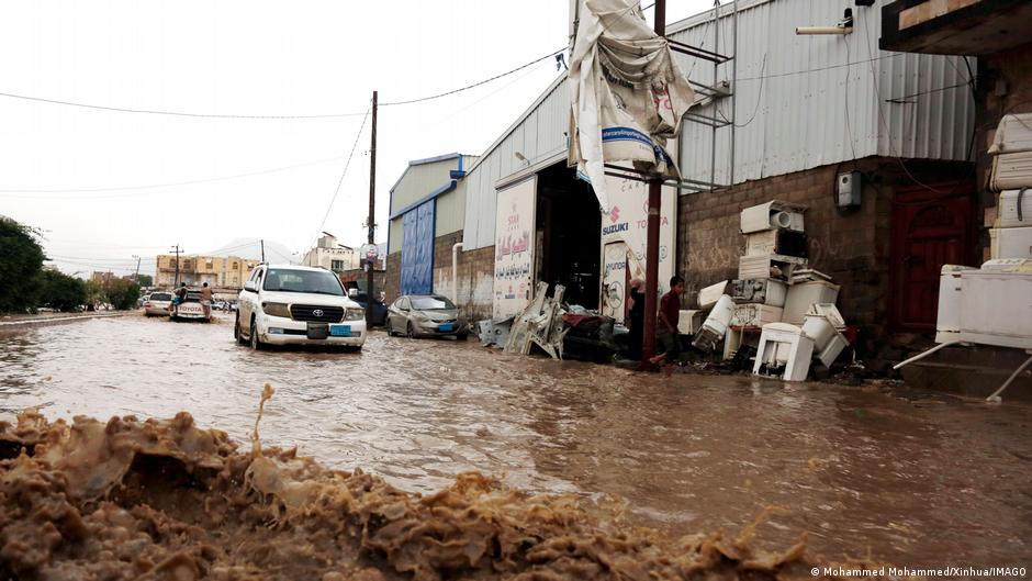 السيول العارمة والأمطار الغزيرة خلفت عشرات القتلى في اليمن وأدت إلى تفاقم الأزمة الإنسانية. Jemen Sanaa Hochwasser nach heftigen Regenfällen Foto Imago