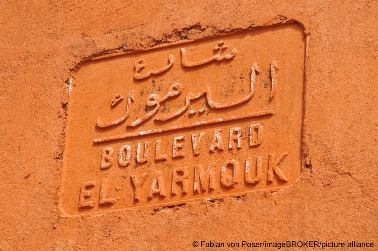 Straßenschild „Boulevard El Yarmouk“ an einer Mauer, Marrakesch, Marokko, Afrika  - Foto: picture alliance / imageBROKER | Fabian von Poser