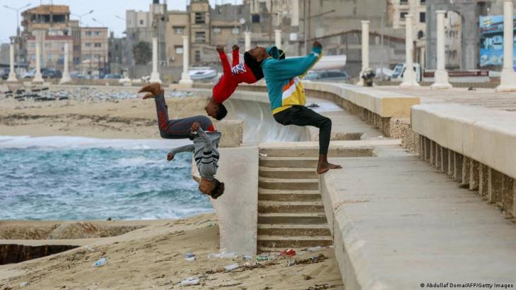 Jungen beim Backflip am Strand in Libyen; Foto: Abdullaf Doma/AFP/Getty Images