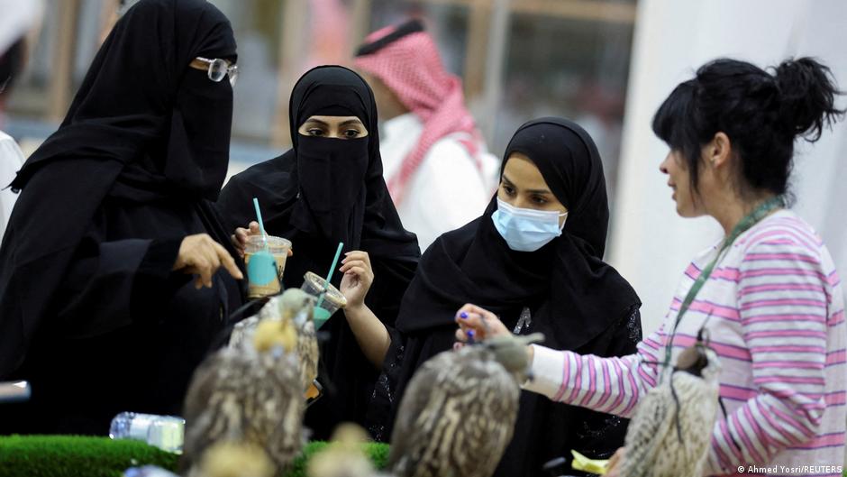الصورة لنساء من سكان السعودية في مهرجان في الرياض. Foto Reuters Festival Saudi Arabien Frauen Foto Reuters