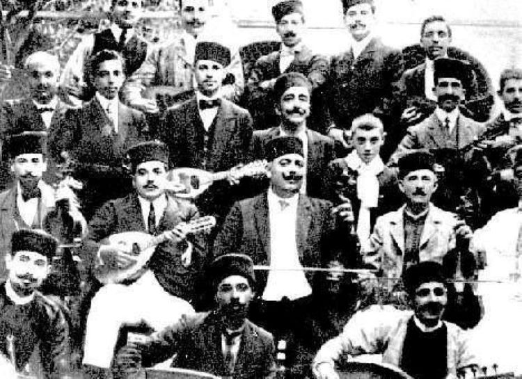 الموسيقار اليهودي الجزائري إدموند ناثان يافيل في الوسط بكمانه وشاربه اللافت للنظر.