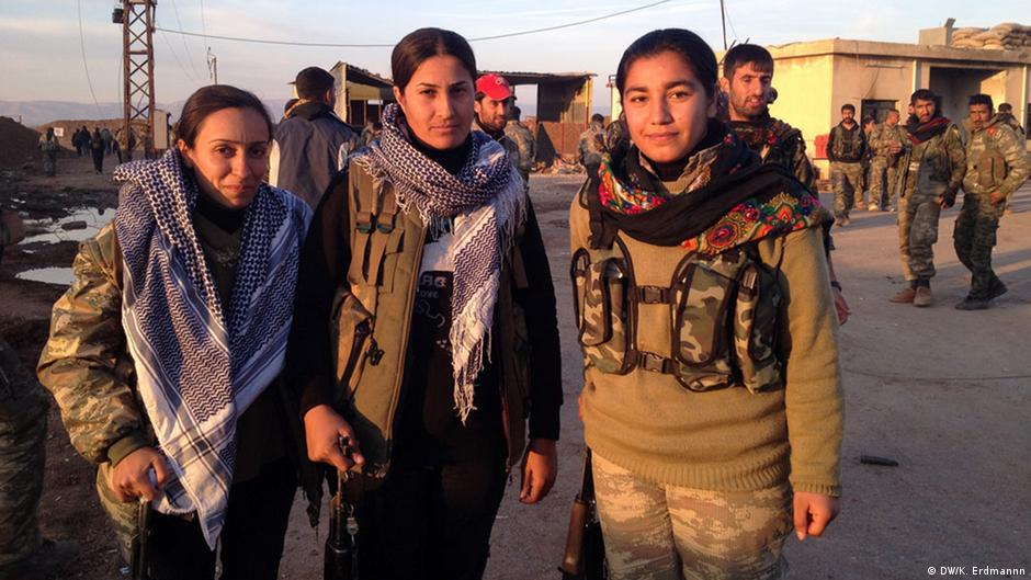 Kurdische Kämpferinnen der YPG-Milizen in Nordsyrien; Foto: DW/K. Erdmann