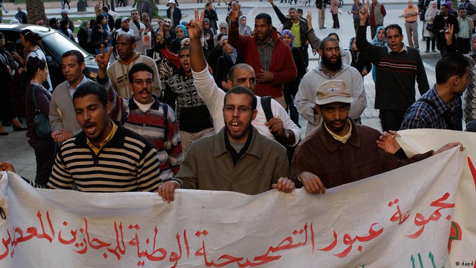 شباب يحتجون على البطالة في المغرب. Marokko Vor den Wahlen 2011 protestieren junge Männer gegen Arbeitslosigkeit;Foto: dapd