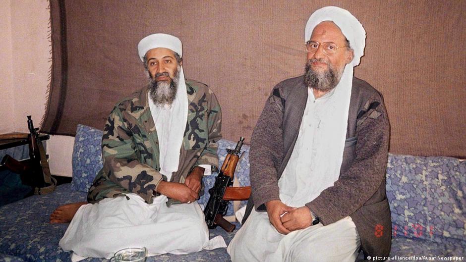 الطبيب المصري أيمن الظواهري (إلى اليمين) تولى قيادة تنظيم القاعدة في أعقاب مقتل أسامة بن لادن (إلى اليسار). Egyptian doctor Ayman al-Zawahiri (R) assumed responsibility of leading al-Qaida in the wake of bin Laden's (L) death (photo: picture-alliance/dpa)