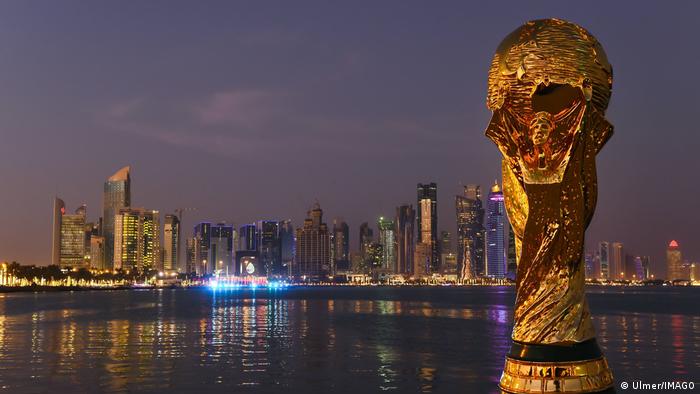 World Cup replica in front of Doha skyline (photo: Ulmer/IMAGO)