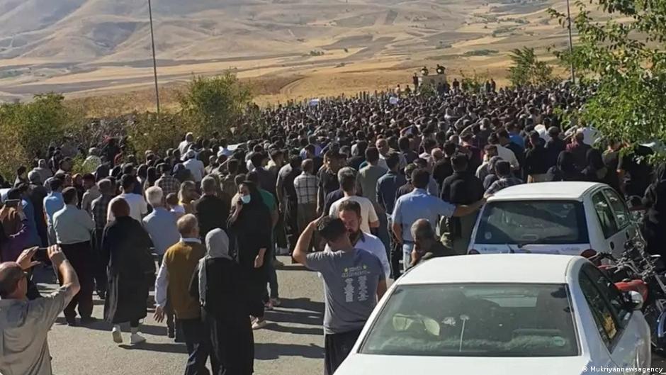 On Saturday 17 September, Mahsa Amini was buried in the western Iranian city of Saqqez – here a photo from the funeral (photo: MukriyyaNewsagency)