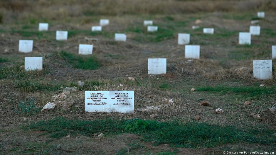 اليونان - قبور مسلمين ومسلمات في مقبرة في  جزيرة ليسبوس. Griechenland Muslimische Gräber auf einem Friedhof in Lesbos Foto Getty Images