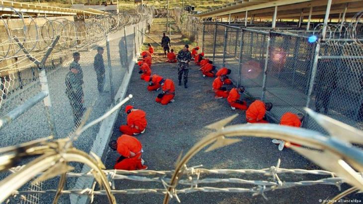 Prisoners held without trial by the U.S. in Guantanamo following the 9/11 attacks (photo: picture-alliance)