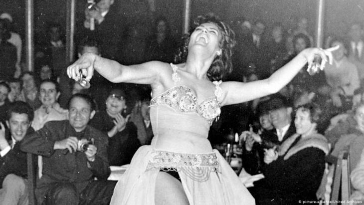 الراقصة المصرية الشهيرة نجوى فؤاد عام 1962 إحدى الراقصات البارزات اللاتي تعلمن فنون الرقص الشرقي وبرعن فيه.