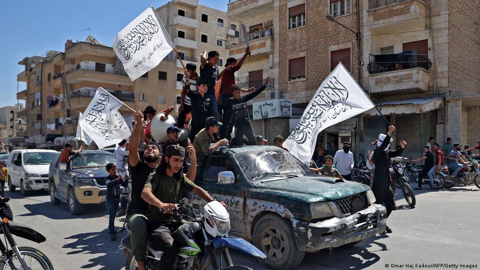 Anhänger der islamistischen HTS schwenken in Idlib ihre Fahnen; Omar Hadsch Kaddour/Getty Images/AFP