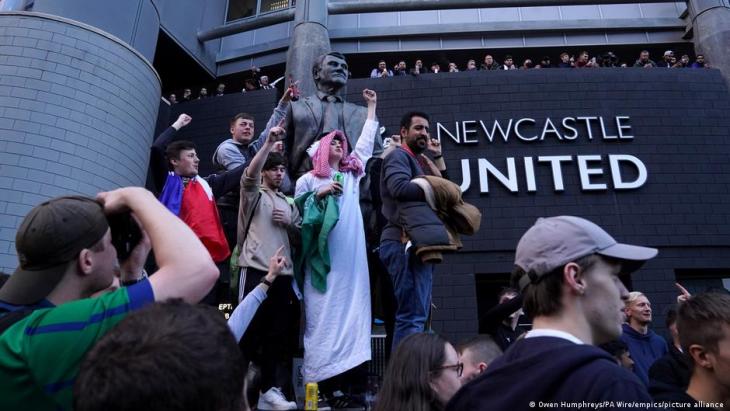 Newcastle United fans celebrate takeover of their football club by Saudi Arabian fund (photo: picture-alliance)