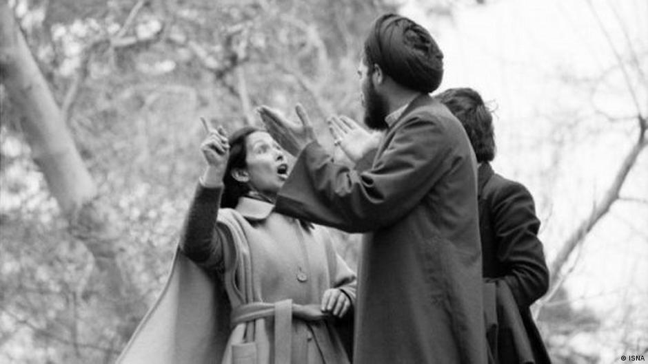 Actress Maliheh Nikjoumand in 1979 in a dispute with clerics who want to enforce the compulsory veil (photo: ISNA)