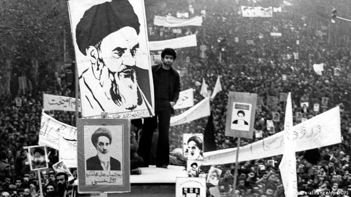 Iranians demonstrating for Ayatollah Khomeini in 1978 (photo: picture-alliance/dpa/UPI)