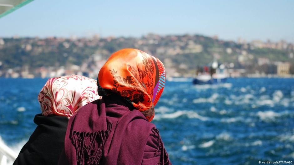 Women wearing headscarves gaze out across the Bosphoros (photo: varbenov/YAY/imago)