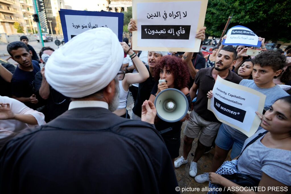 Aktivisten in Beirut sagen während einer Demonstration einem schiitischen Kleriker, er soll gehen Beirut, Lebanon, Sunday, Oct. 2, 2022; Foto: AP/Hassan Ammar