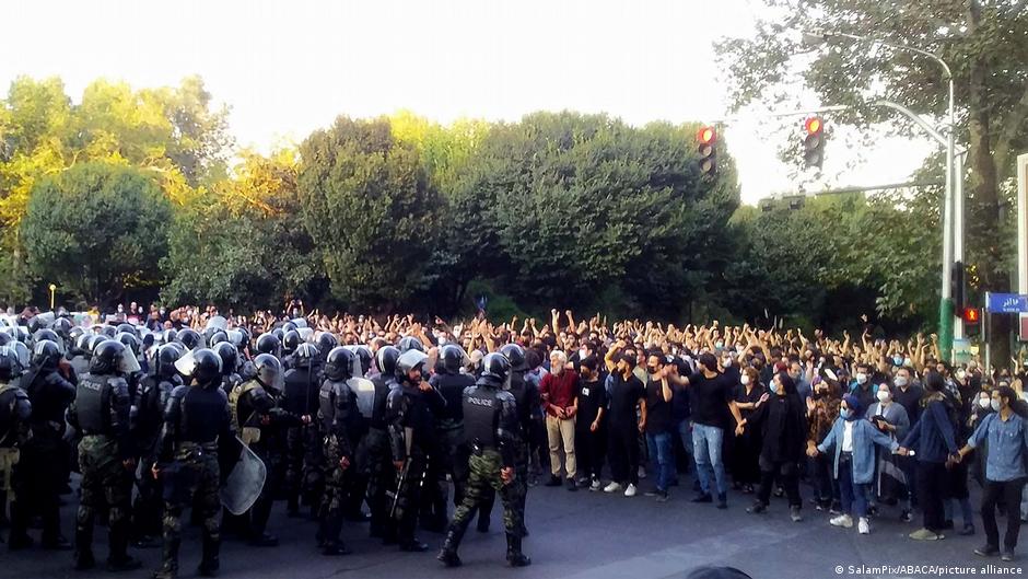 Anti-regime protests in Tehran (photo: SalamPix/ABACA/picture-alliance)